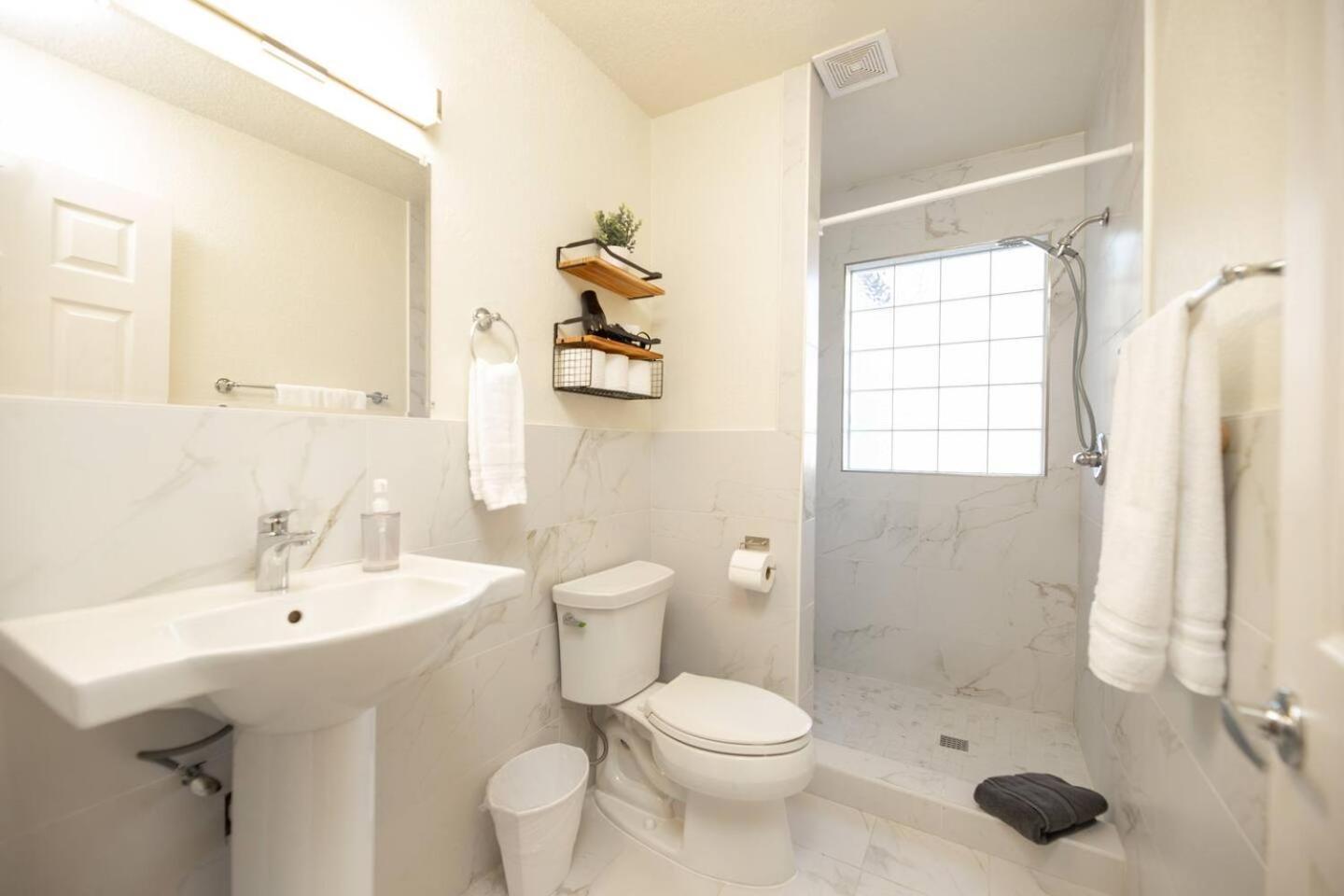 Holiday home Stylish & Sunny With Heated Pool In The Foothills! *