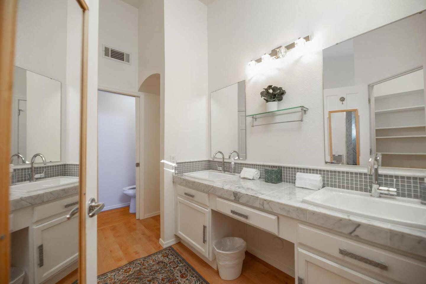 Holiday home Stylish & Sunny With Heated Pool In The Foothills! *