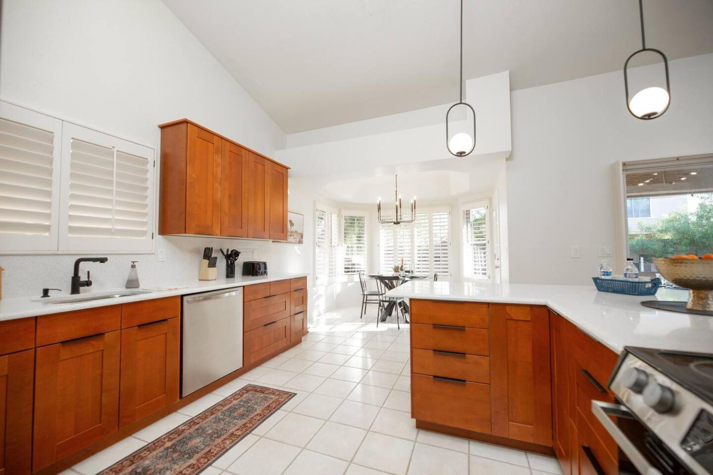 Stylish & Sunny With Heated Pool In The Foothills!