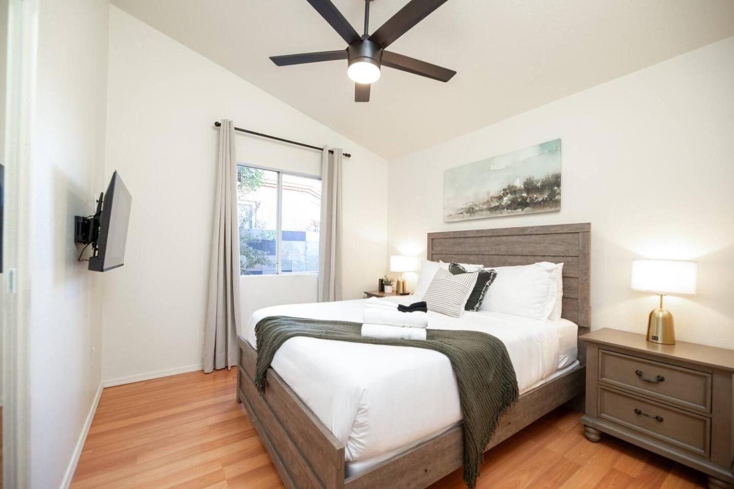 Stylish & Sunny With Heated Pool In The Foothills! Phoenix