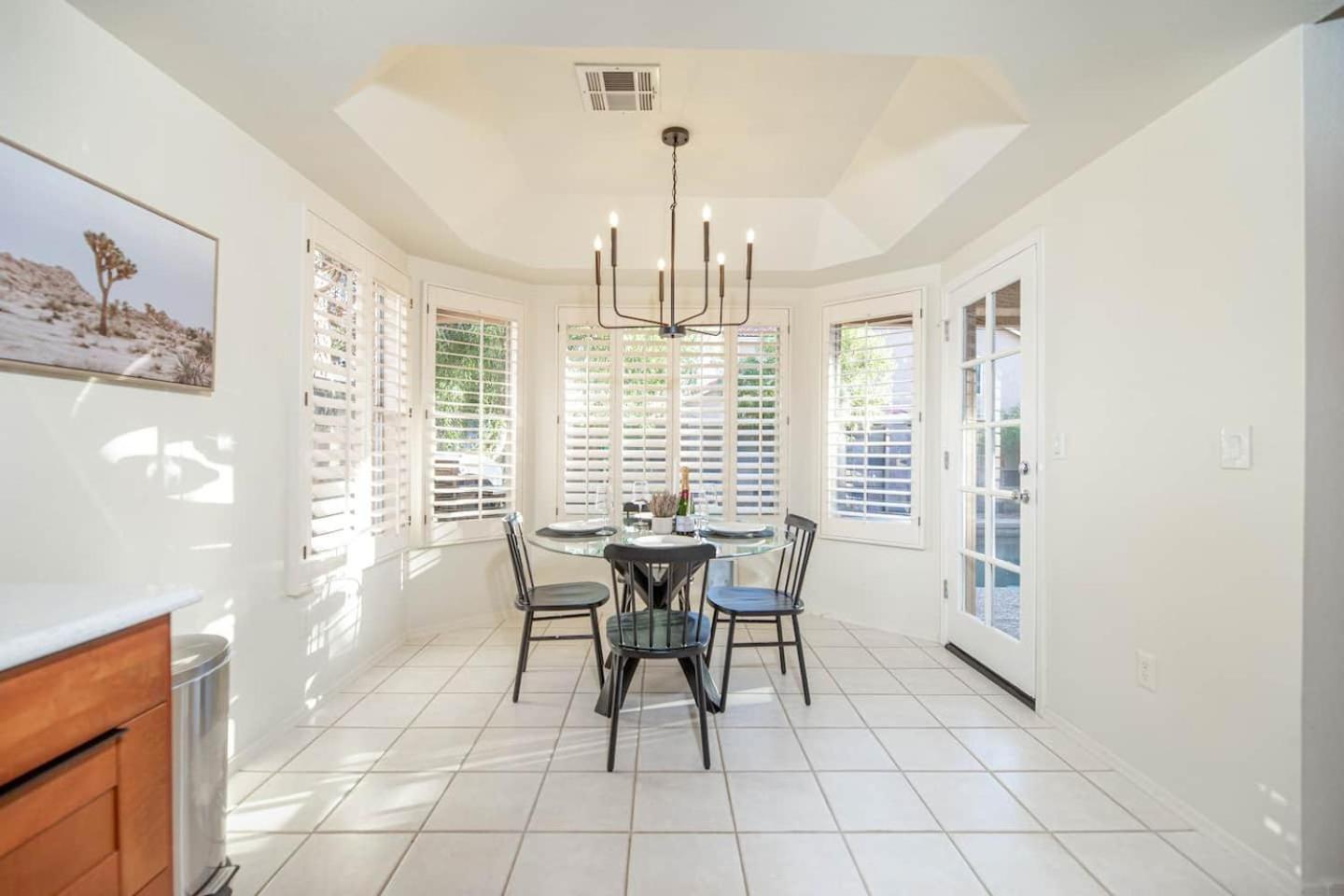 Stylish & Sunny With Heated Pool In The Foothills! Holiday home Phoenix