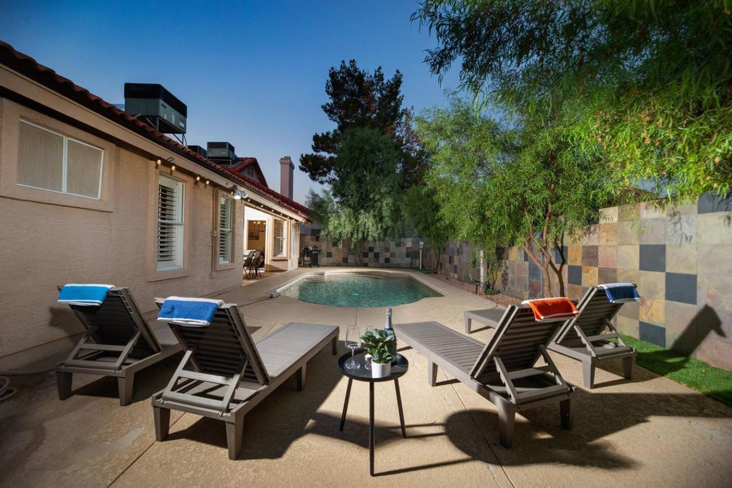 Stylish & Sunny With Heated Pool In The Foothills! *