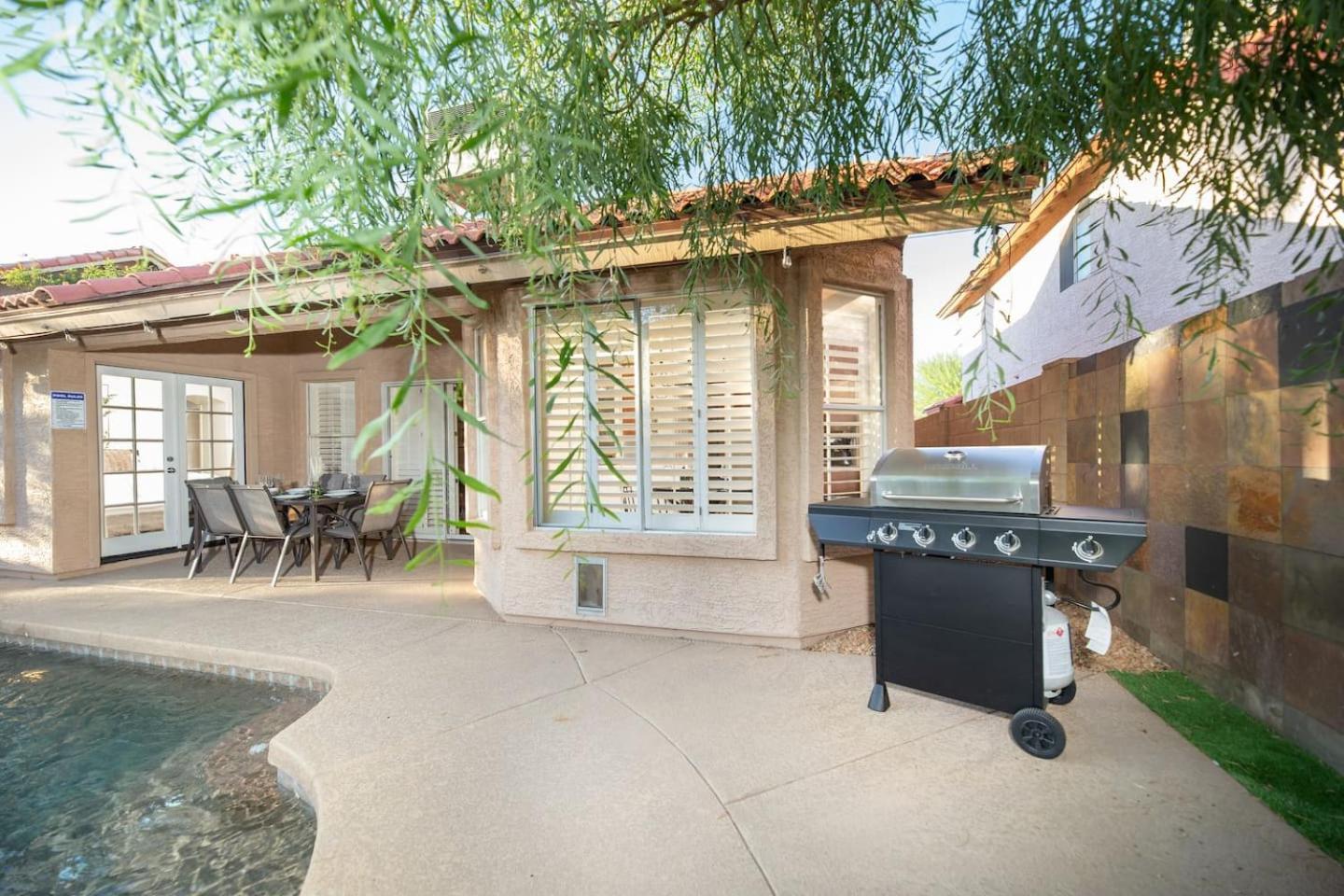 Holiday home Stylish & Sunny With Heated Pool In The Foothills!