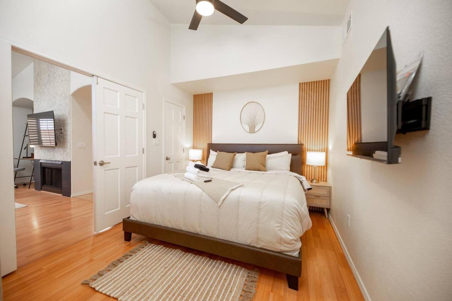 Stylish & Sunny With Heated Pool In The Foothills! *