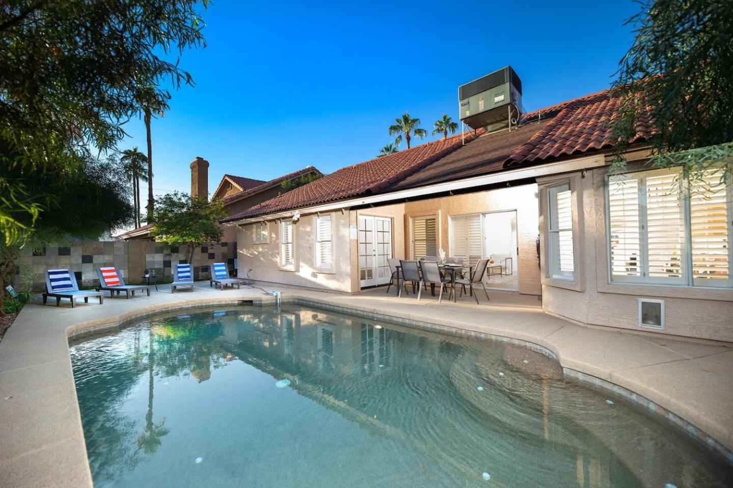 Stylish & Sunny With Heated Pool In The Foothills!