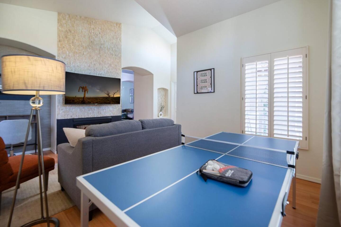 Stylish & Sunny With Heated Pool In The Foothills!