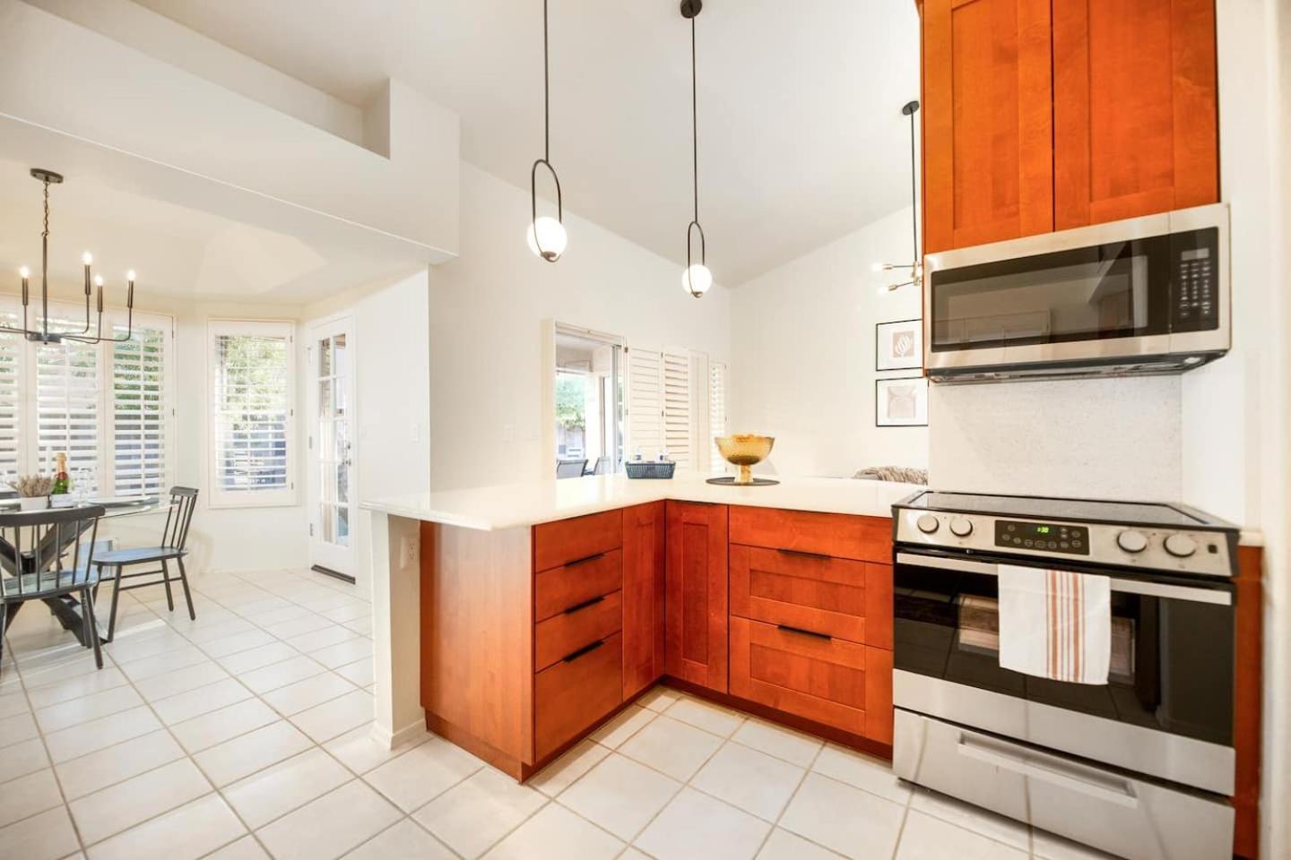 Stylish & Sunny With Heated Pool In The Foothills! Holiday home *