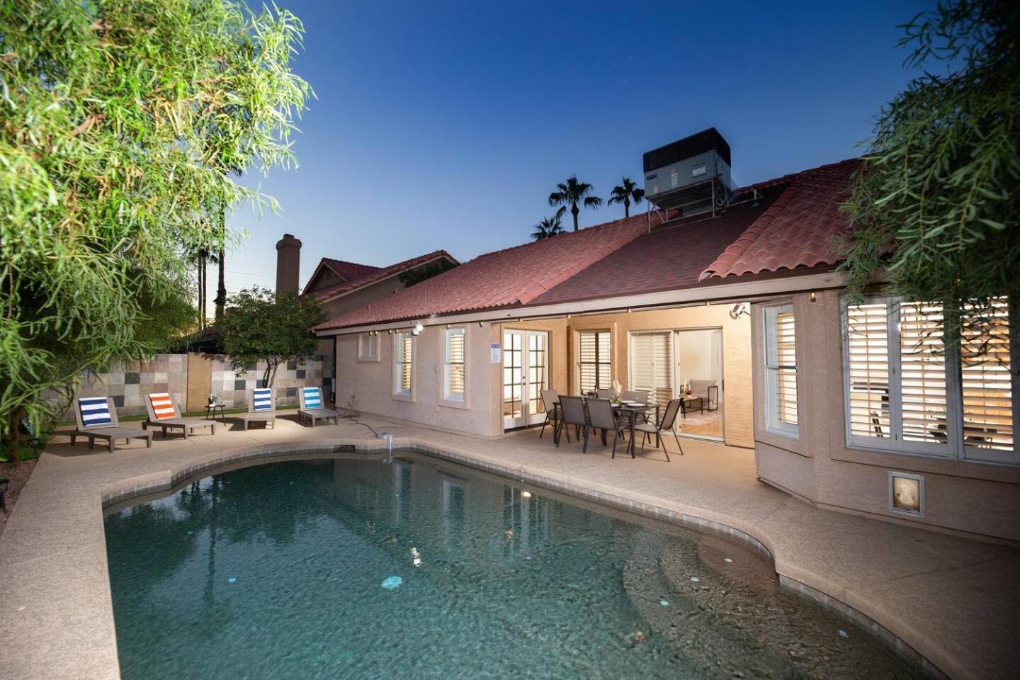 Stylish & Sunny With Heated Pool In The Foothills! *